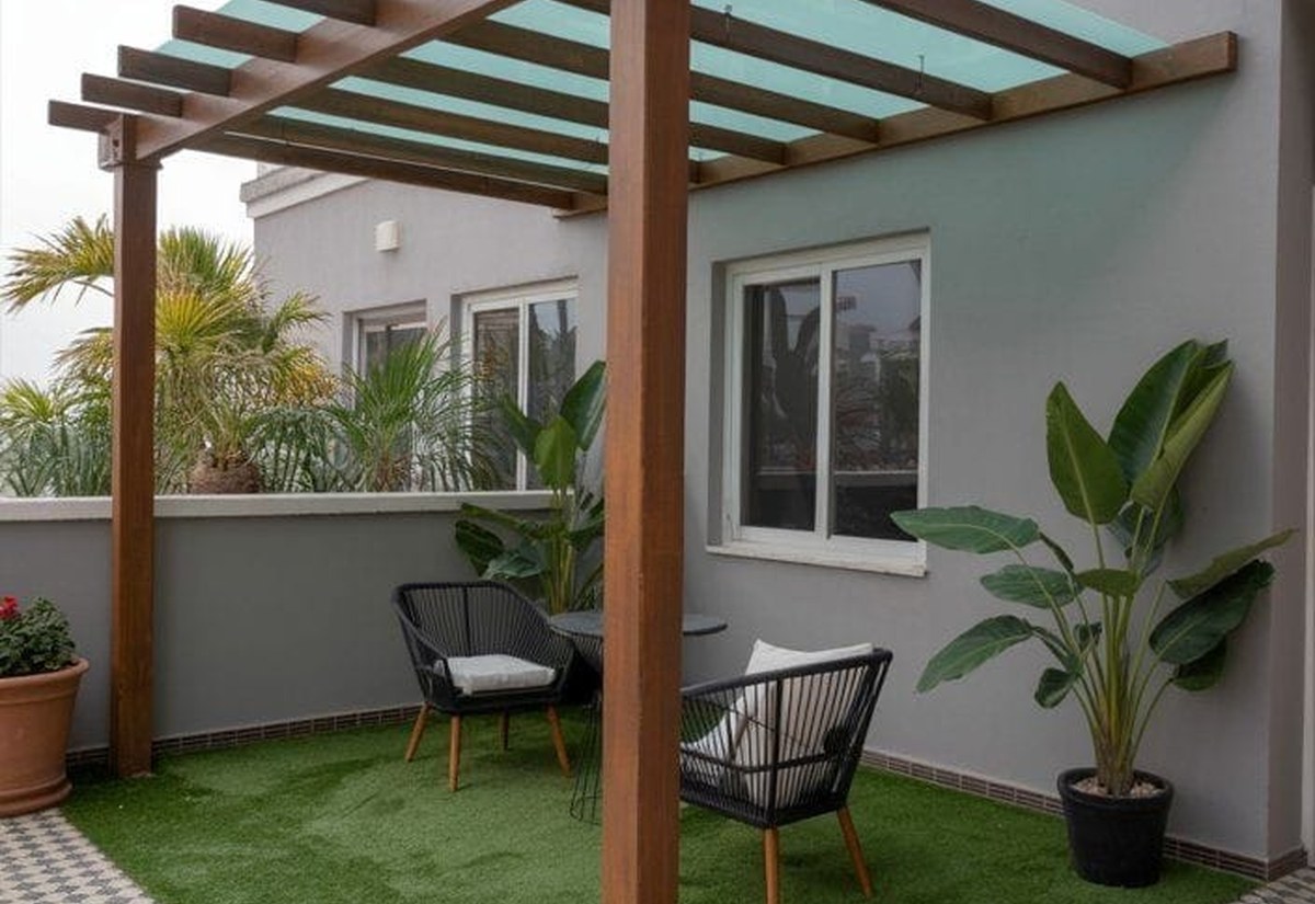 Terrace and balcony garden by Ira Landscaping